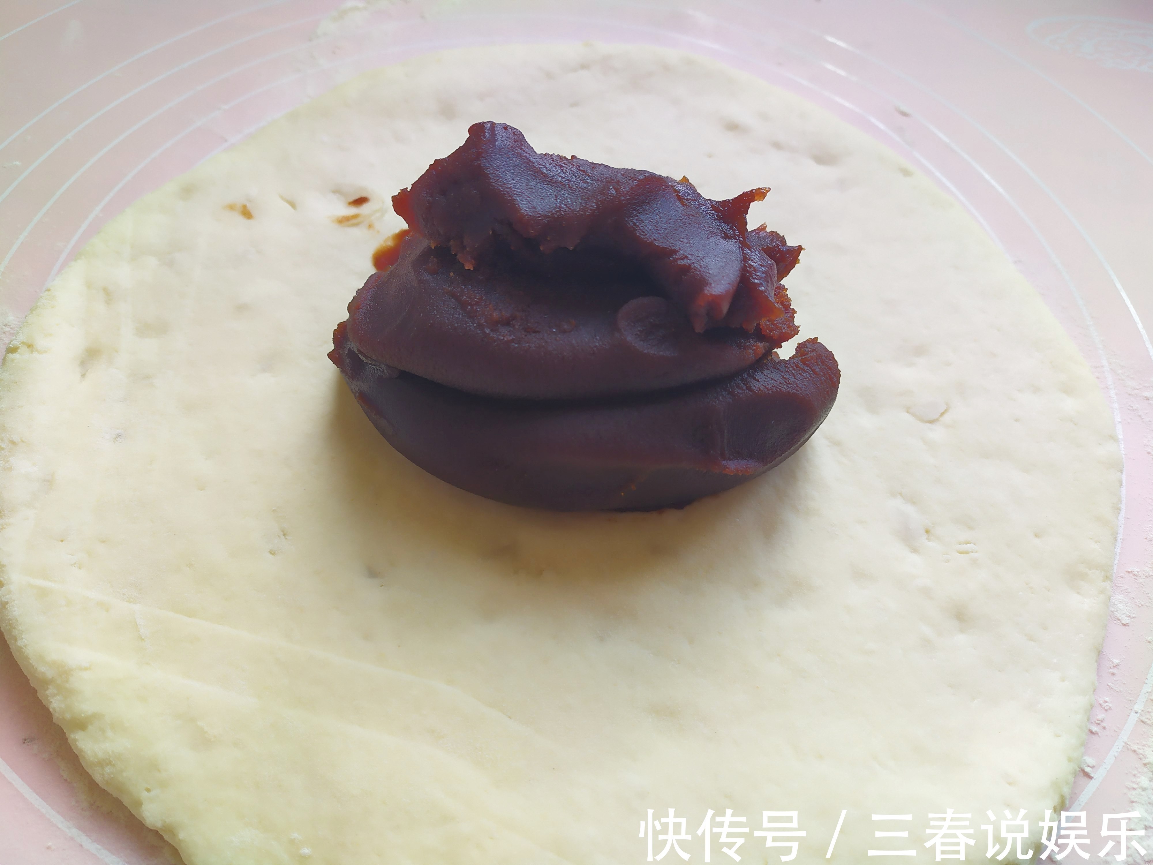 面粉别再蒸馒头了，试试这个做法，孩子一口一个特别喜欢，太香啦