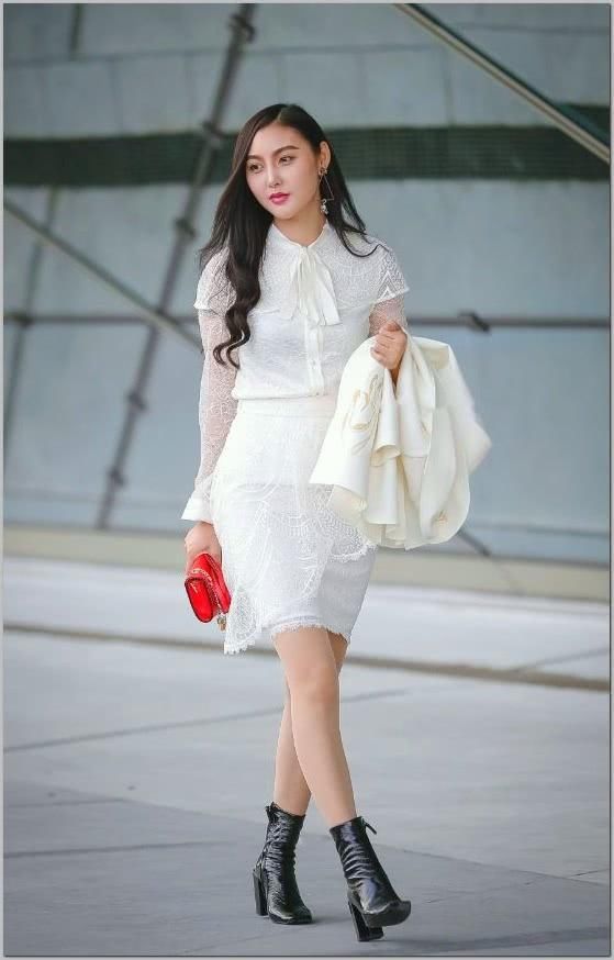 美女漂亮的连衣裙自带聚焦环，舒适清新满满的青春朝气