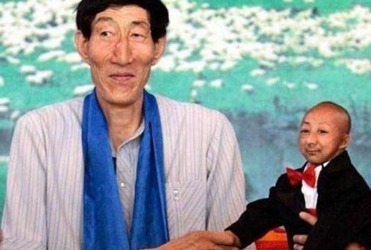 如今|“巨人”鲍喜顺老来得子，医生担心孩子的身高，如今一切正常