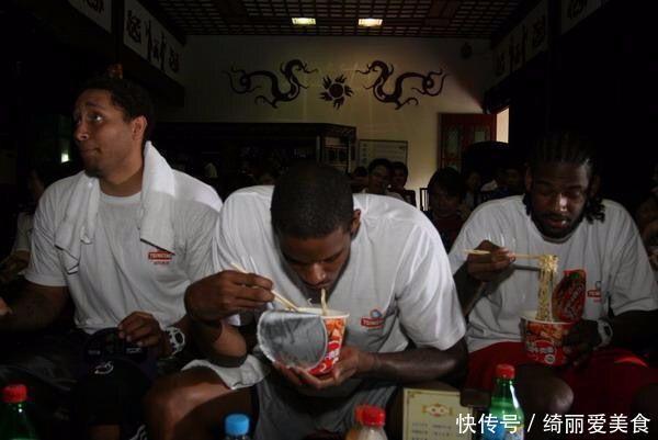 库里|NBA吃货遇上中国美食库兹马吃100个饺子,字母弟一人吃9桶泡面