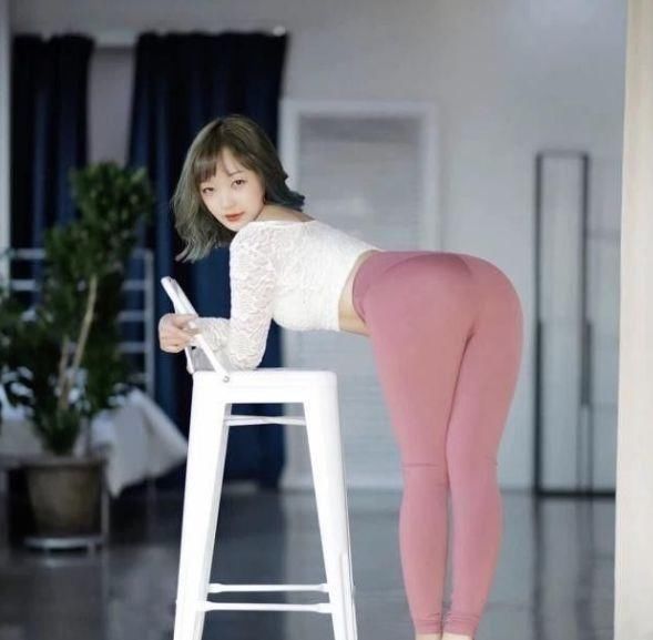 街拍紧身打底裤小姐姐，上身自然纤细，穿出婀娜多姿女人味