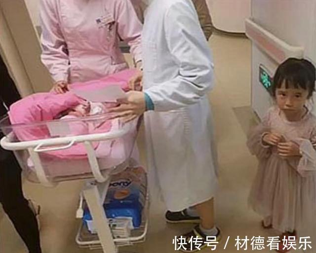 心脏病|妈妈临产,爸爸顾不到女儿,女儿默默守在产房门口,举动令人动容