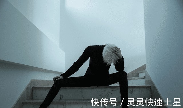 cos|鸽了一个半月后，熊祁COS《咒术回战》五条悟，网友这腿是真的