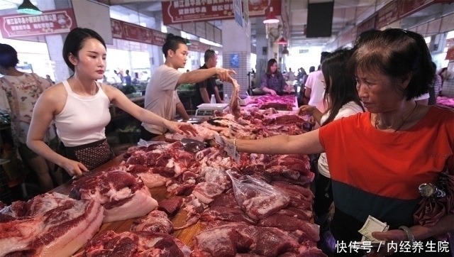 肉贩子为何不停用抹布擦猪肉，内行人说出“猫腻”，看完涨知识了