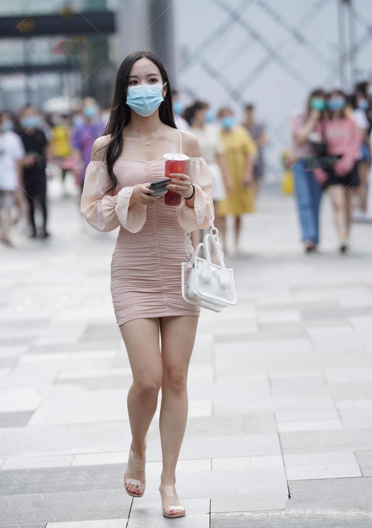 粉色连衣裙|藕粉色连衣裙仙气飘飘，穿在身上给人华丽又精致的感觉