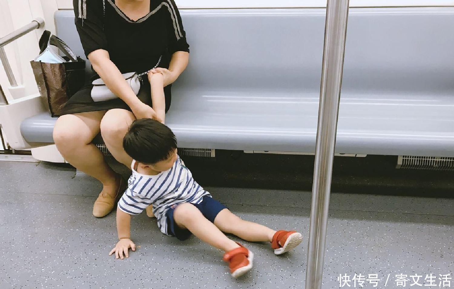 宝妈|宝宝不想自己走路,这位日本妈妈的做法,值得很多家长学习