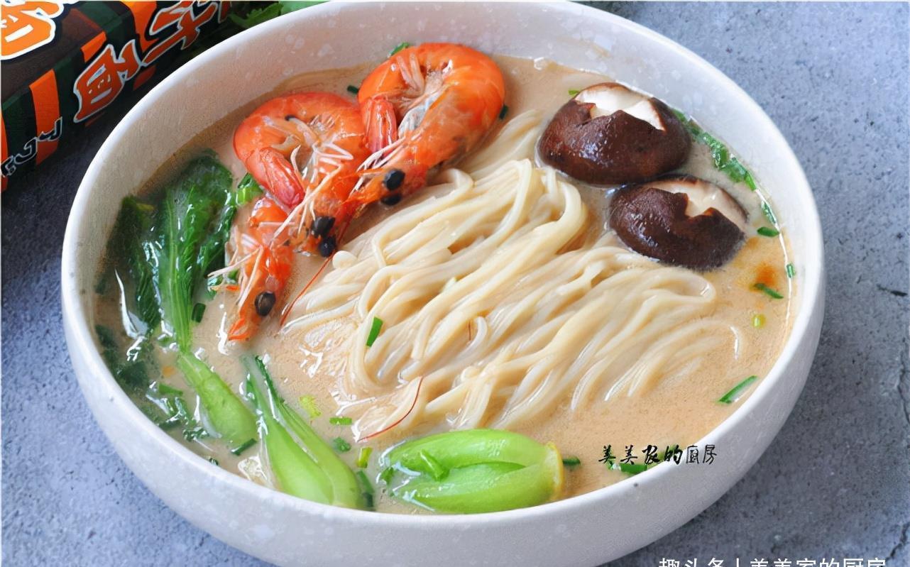 秋天吃早餐,迷上了此款!汤汁鲜浓,面条油润,做法超简单!