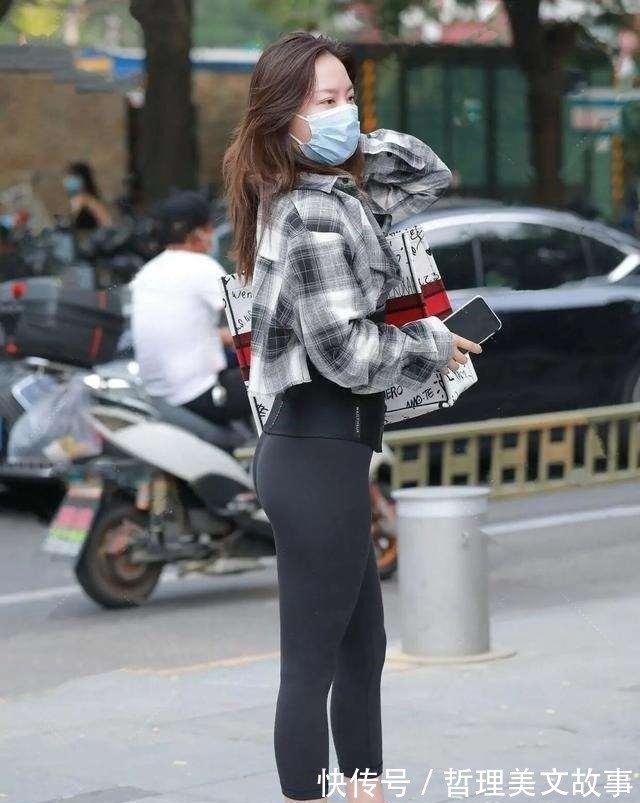 九宫格 黑色大圆领打底衫搭黑色打底裤，显瘦又有高级感，不沉闷有亮点！