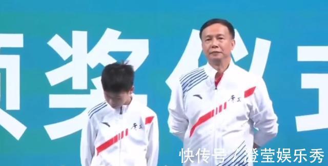 |搞笑一幕!全红婵领奖低着头,旁边的何教练提醒她,瞬间昂首挺胸