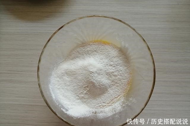  这蛋糕不回缩不开裂，细腻松软，蛋香浓郁，4种食材就可以做出来