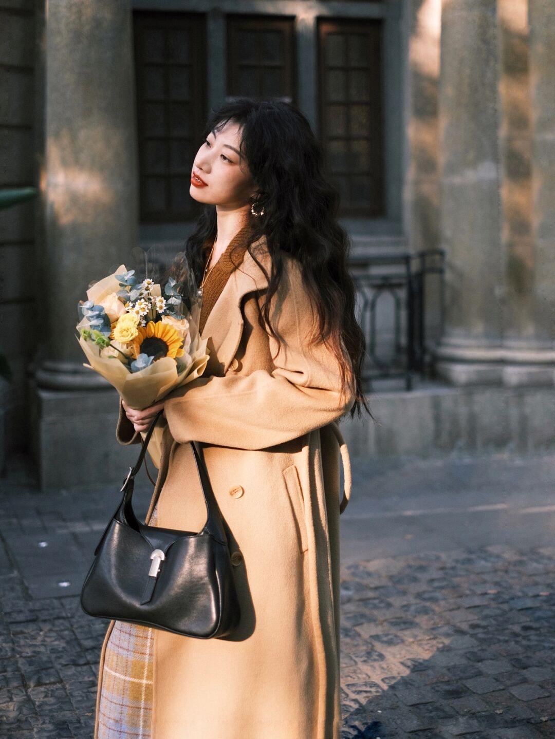 大衣|小个子女生冬季搭配指南|高腰短款羽绒服+宽松直筒牛仔裤,百搭又时尚!