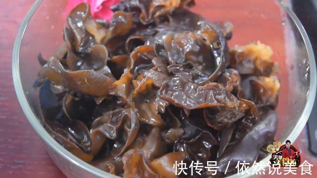 洋葱凉拌木耳最好吃的做法，简单美味又下饭，看看你喜欢吃不