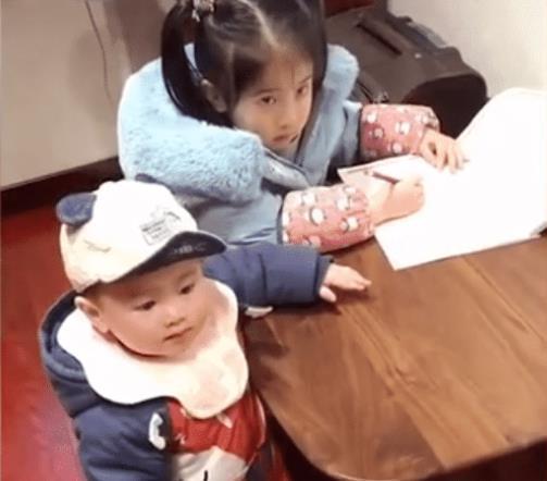 宝妈|二宝欲上前“捣乱”,被姐姐一个“眼神杀”吓退,乖怂表情亮了