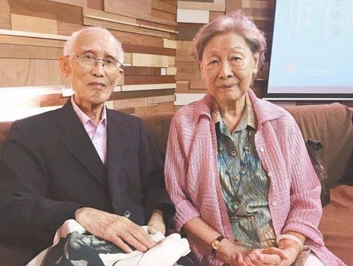 余光中#14岁表妹爱上17岁表哥,违抗父母坚持结婚,婚后生4女恩爱61年