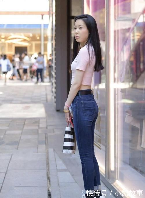 牛仔裤+ 今年流行一种新穿法,牛仔裤+小白鞋,中年女士也忍不住了!