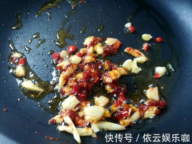 茎干|炒空心菜别焯水,学会餐馆的做法,多加2物,爽脆入味不发黑