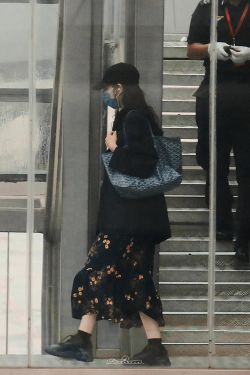 西装＋碎花连衣裙＝时髦洋气！开春这么穿特吸睛