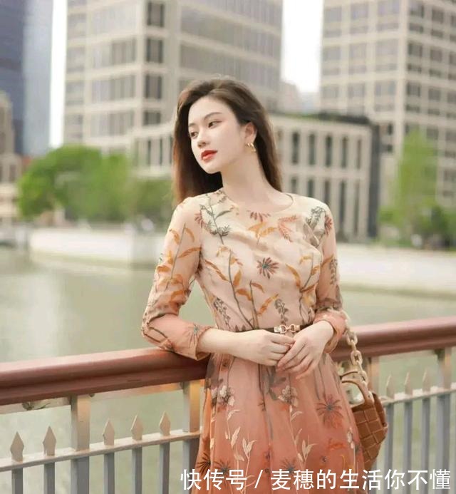 包身 卡其色包身与裙子相呼应,把秋日感拉满,与秋天撞个满怀!