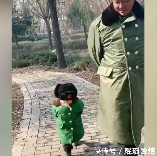 孩子|大鸡腿往嘴里一放,两岁萌娃背手学姥爷走路,气质拿捏得稳稳的