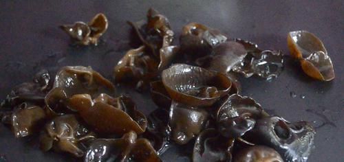  泡木耳，很多人第一步就错了，饭店厨房教我一诀窍，泡的又大又软