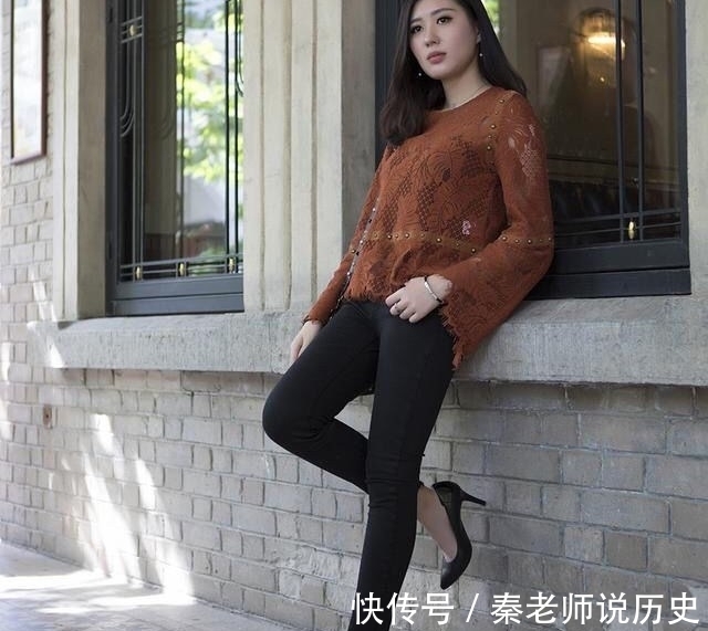 美女|穿搭紧身牛仔裤的美女，散发出成熟的女人味！