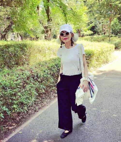 年纪大要学会优雅，看日本老太太时髦穿搭，每一套都是借鉴模板穿搭技巧＂奶奶辈＂的搭配模板