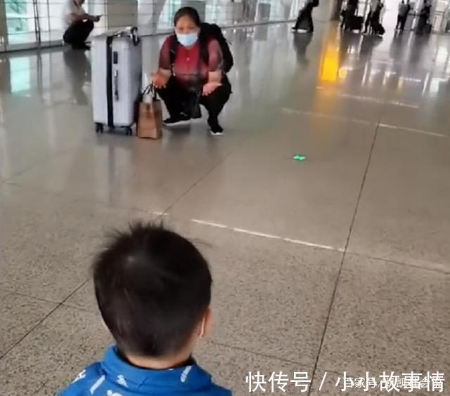 奶奶|湖北一萌娃半年未见奶奶,见到奶奶后激动到跺脚转圈圈,画面暖心