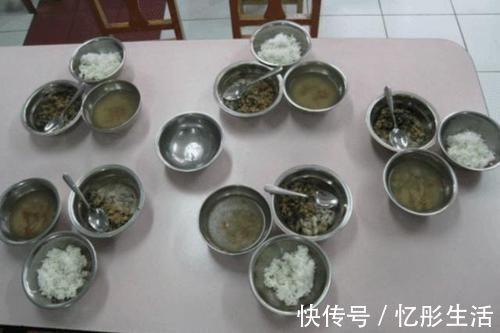 幼儿园|“幼儿园的饭真香”,妈妈看到女儿发来的照片后,开始怀疑人生