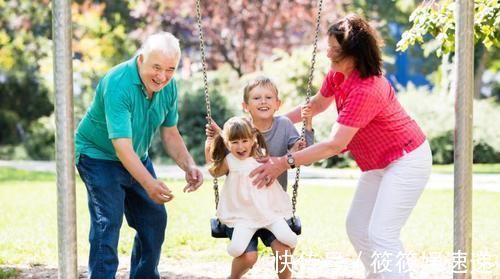 育儿观|爸爸带娃偷偷来看爷爷,看到爷爷的表情后,可以说真的是很宠溺了