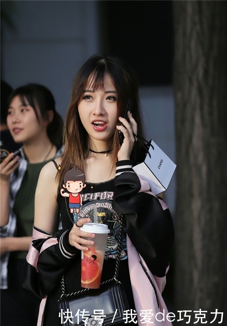 如丝|美女街拍:清纯靓丽香肩露,媚眼如丝万人迷