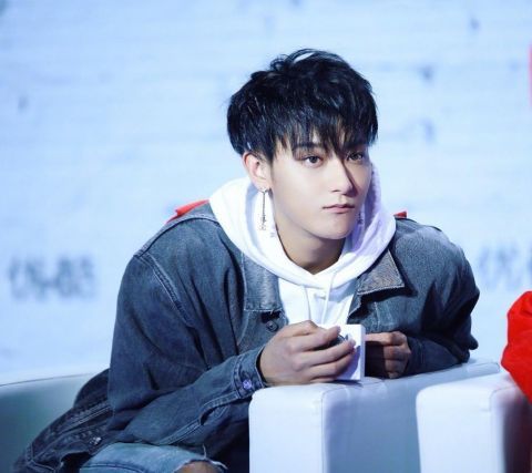 王一博又没拒绝黄子韬，《创造101》后再次被“诓骗”，粉丝：嗑到了