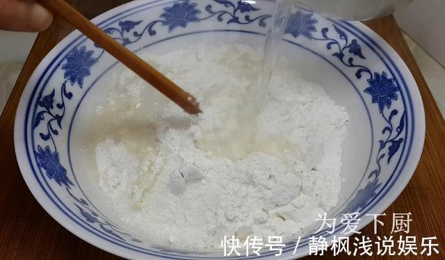 面粉|在家面粉别炸油条了，开水一烫，比蛋糕烧饼还香，真的非常美味