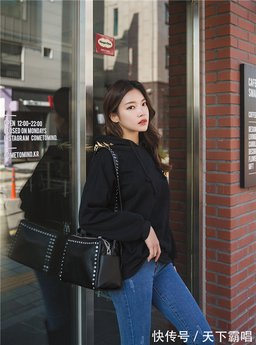 穿着 时尚活力的牛仔裤美女,身材更加纤细动人,展现青春随意的气息!