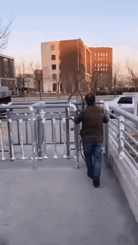 |搞笑GIF图:当你想吸氧气的时候,希望你记得这一刻