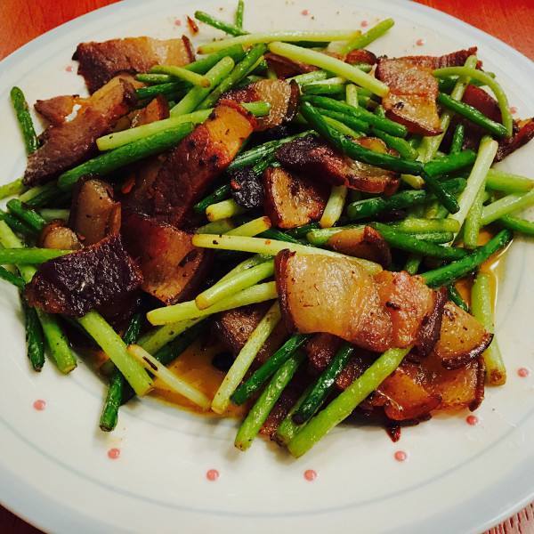 家常美食蒜苔炒肉，炒蒜苔也有窍门，少了这一步蒜苔不会香