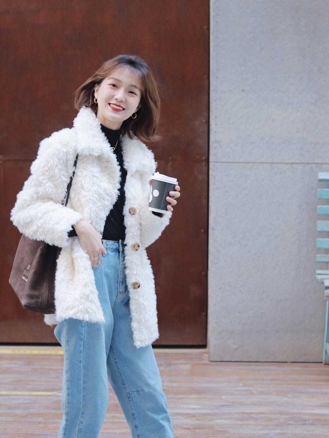 外套 羽绒服不流行了,今年更火的是“羊羔毛外套”,保暖舒适又百搭