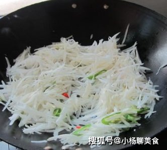 优质蛋白|做萝卜馅饺子，别直接焯水！学会这一招，饺子香浓好吃不出水