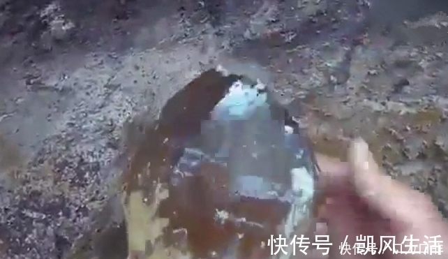 钓鱼|男子野外挖蚯蚓钓鱼，发现一块“黄”石头，令他高兴不已