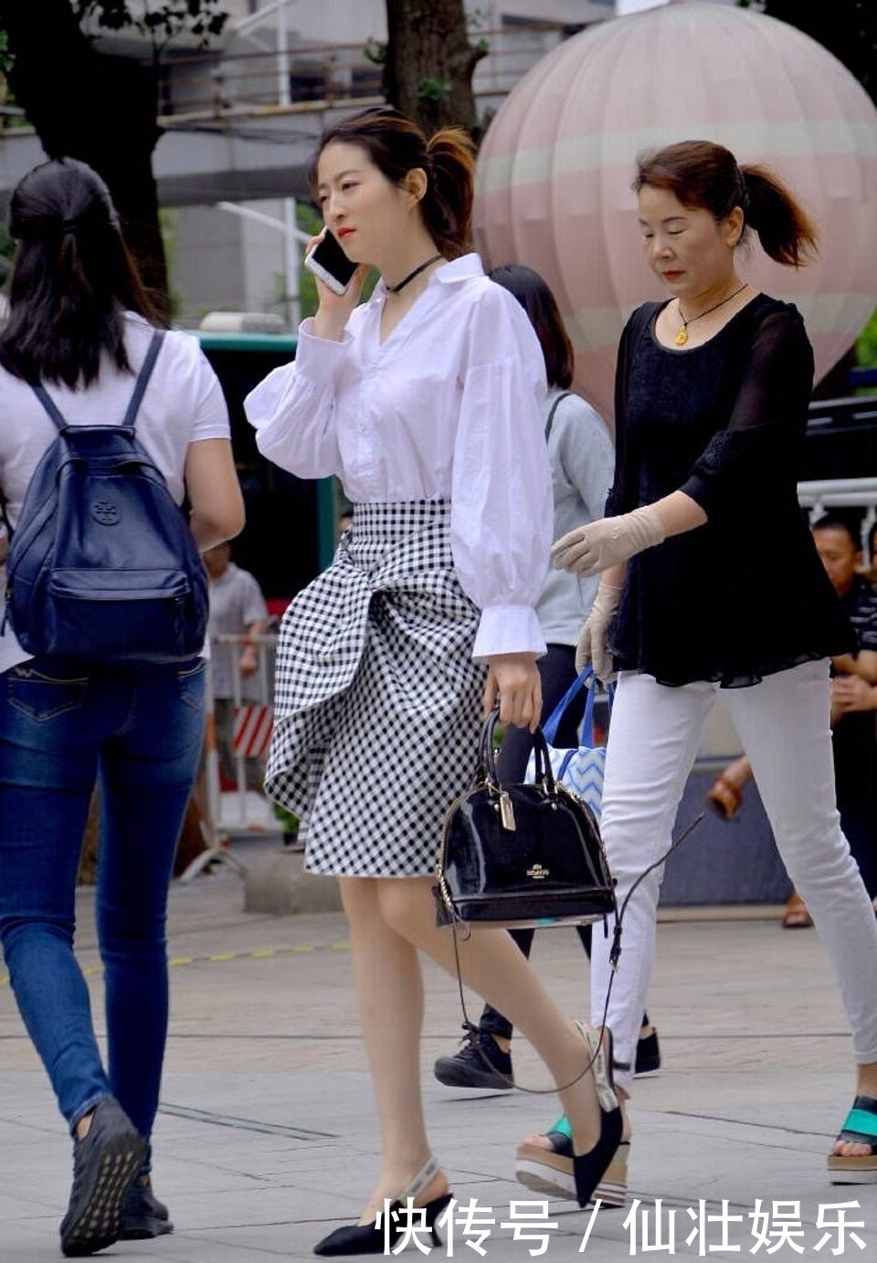 街拍，黑色格纹短裙，青春靓丽，非常好看