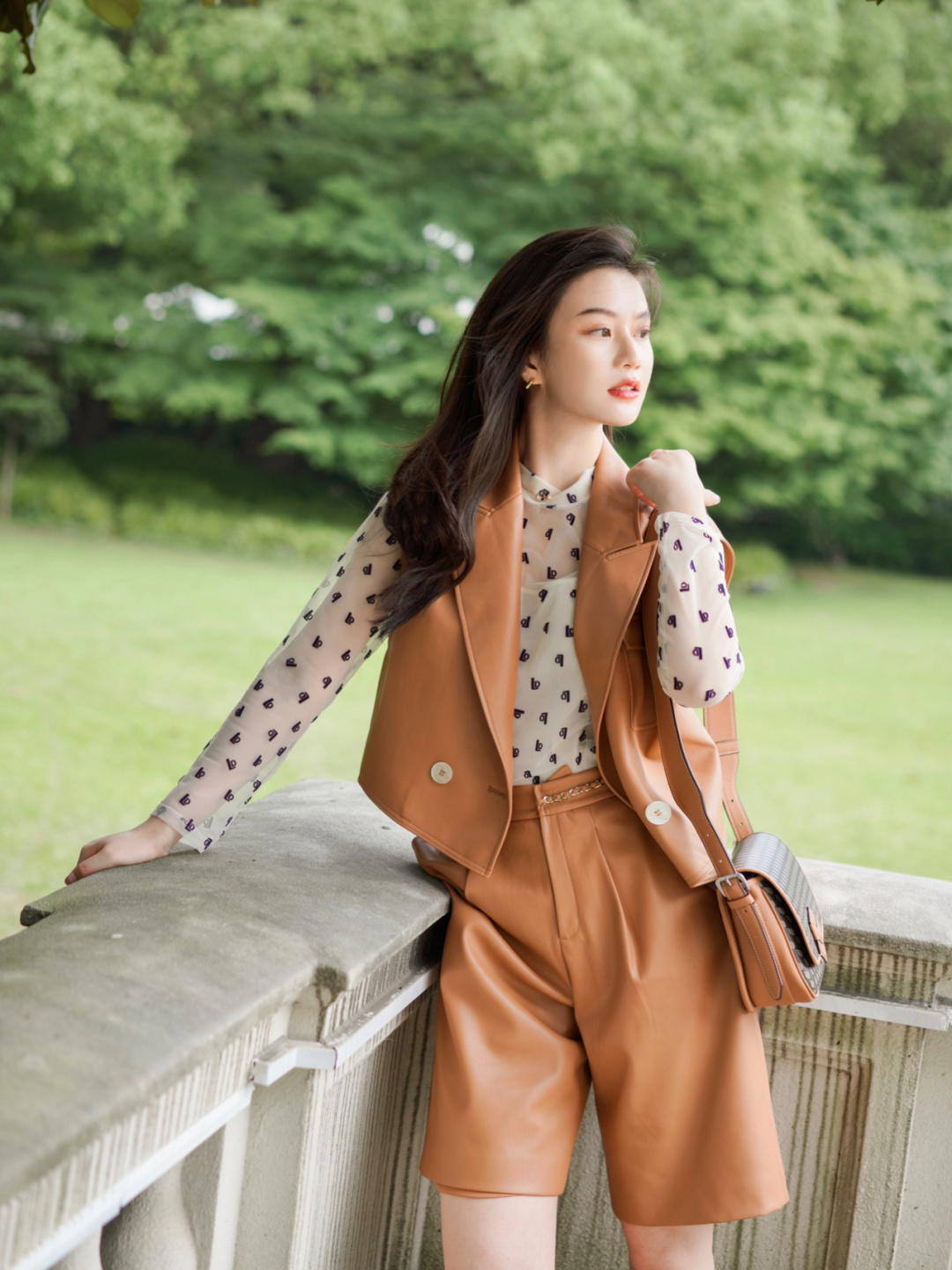 减龄|想要穿出少女感,不如试一试粉色衬衫+白色背带裤,穿起来元气十足!