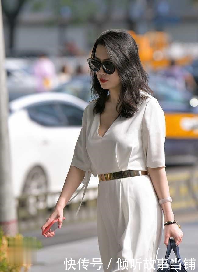 微胖|微胖美女白色连体裤穿出超模风采