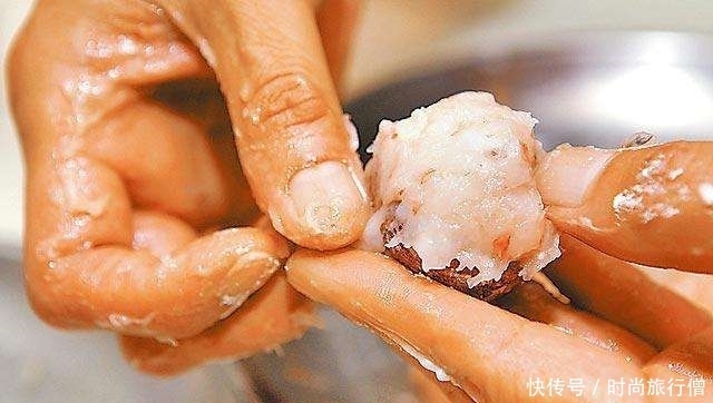 香槟|“金蒜百花香槟茸”轻松做, 蒜酥搭配姬松茸, 吃来相当开胃下饭!