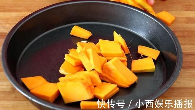 南瓜|南瓜不做南瓜饼，教你1个新做法，不放一滴油，出锅全家抢着吃