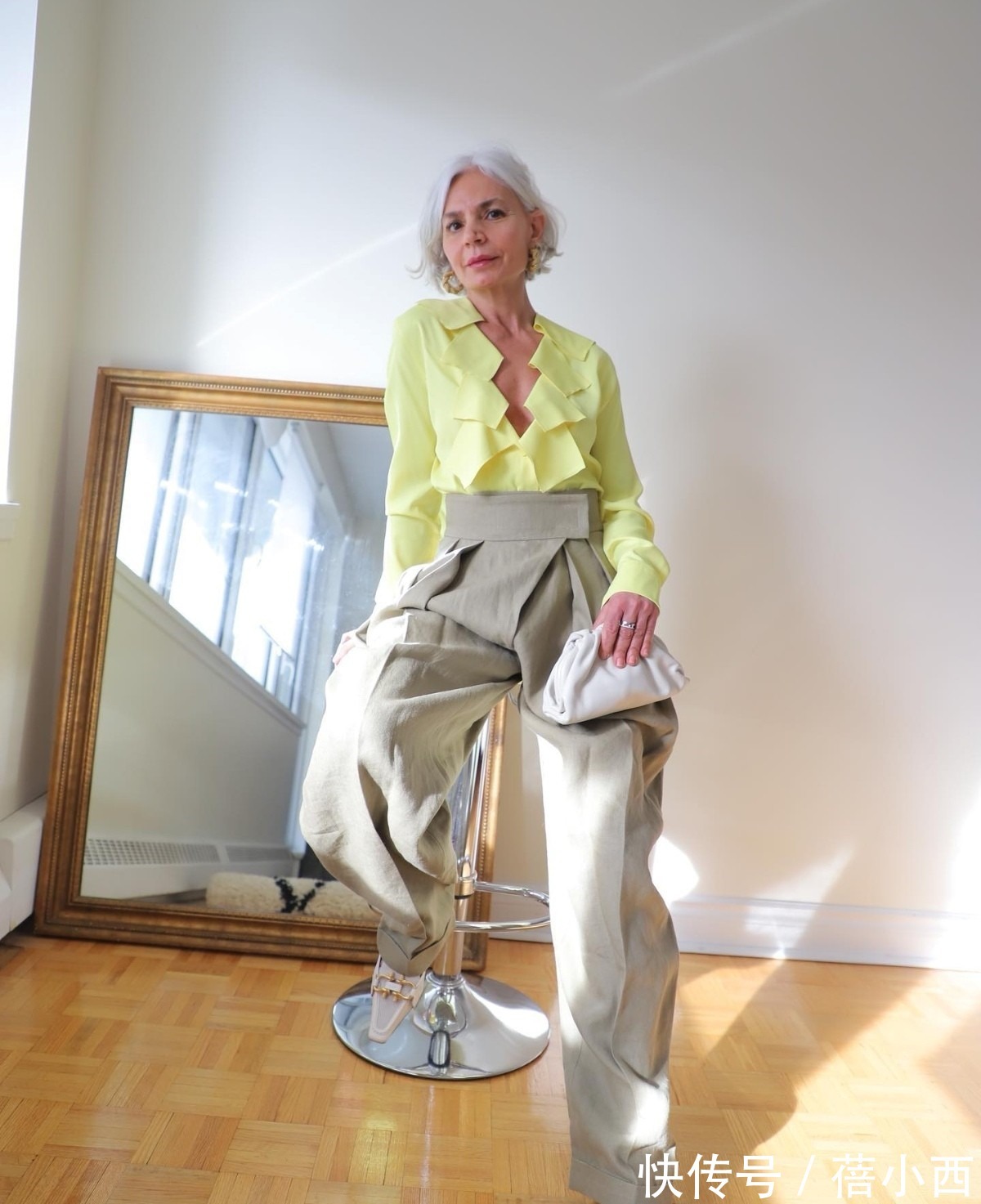 条纹|50、60岁女性穿衣要跳脱年龄界限,来学白发老奶奶穿搭,惊艳时光