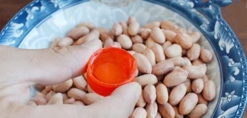 花生米不要油炸了，加1头大蒜，比水煮简单，比油炸的还好吃