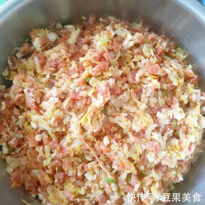 味极鲜|鲜猪肉酸菜包子你这么做，保证你吃一次想十次
