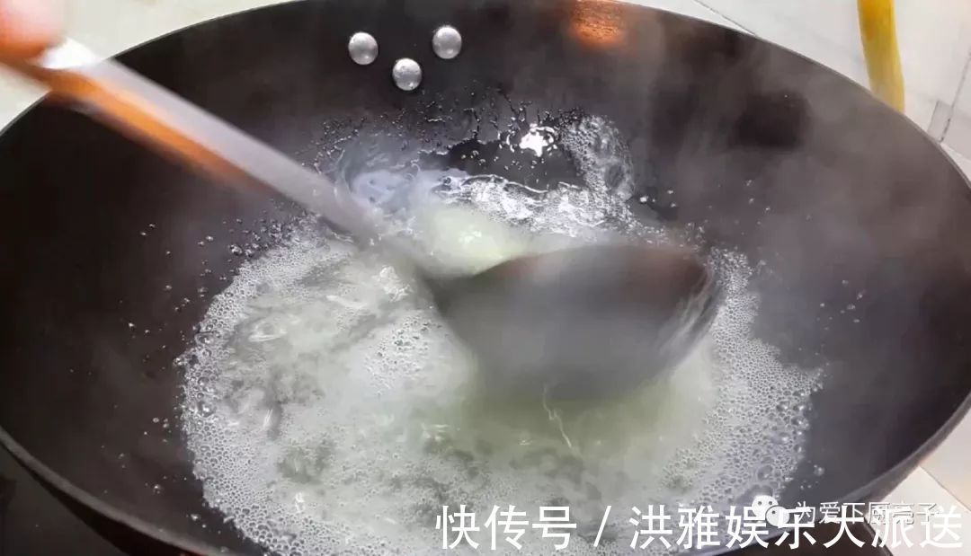 红枣|5个鸡蛋，1斤面粉，锅里一炒，做出创意小零食，比蛋糕好吃十倍