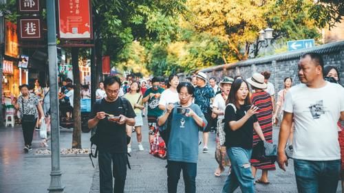  堪称“早餐之都”，味大色大油大是其美食特点，种类繁多令人垂涎