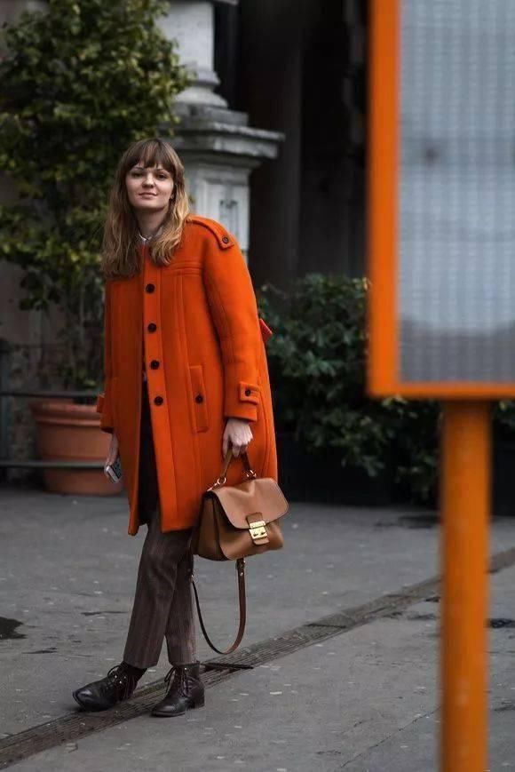  黑色|比驼色显白，比黑色高级，大衣今年流行这5个颜色！