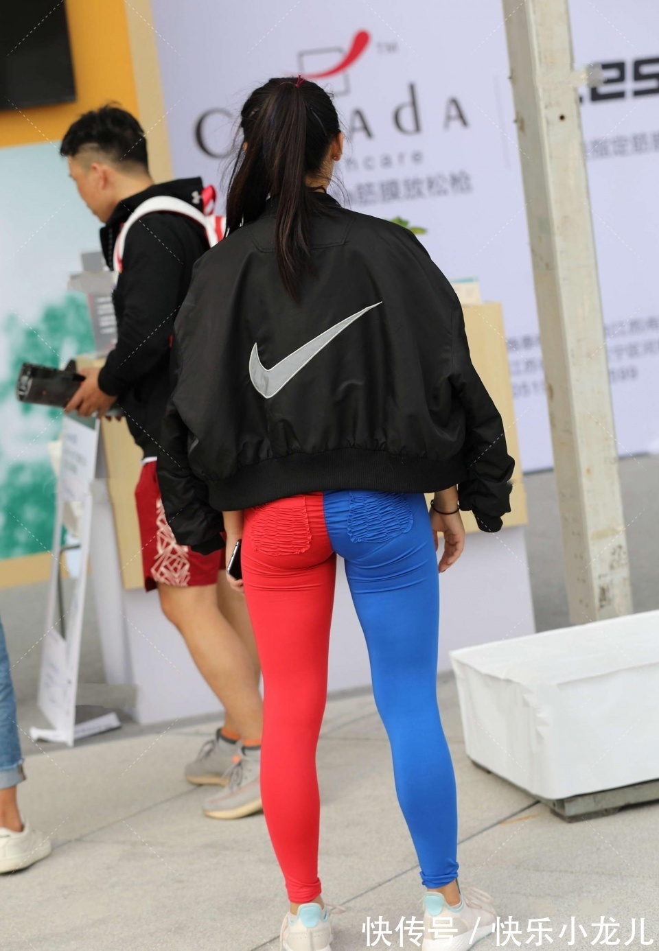 亮色|非常迷人的美女,她的头发自然地散落在肩上,真是一幅美丽的画卷